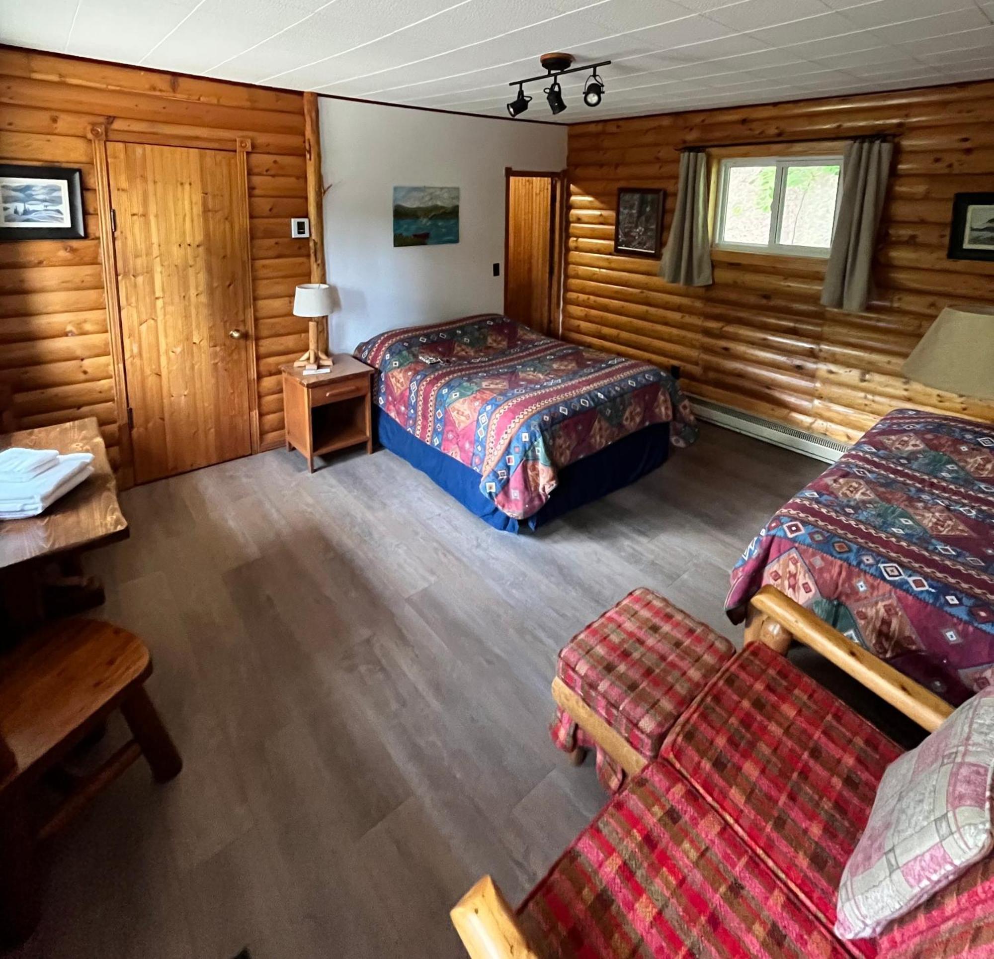 Kan-A-Mouche Pourvoirie Auberge Et Chalets Saint-Michel des Saints Luaran gambar