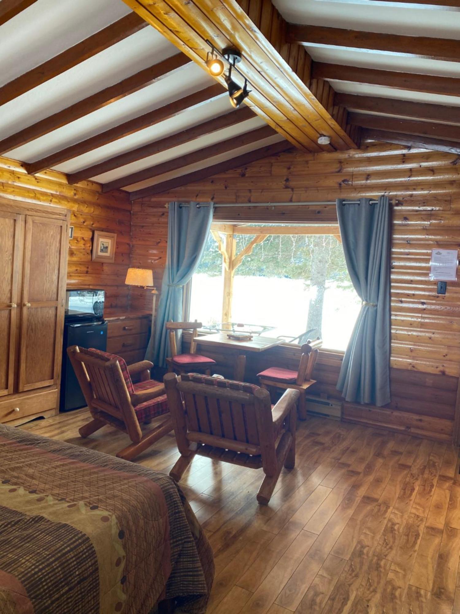 Kan-A-Mouche Pourvoirie Auberge Et Chalets Saint-Michel des Saints Bilik gambar