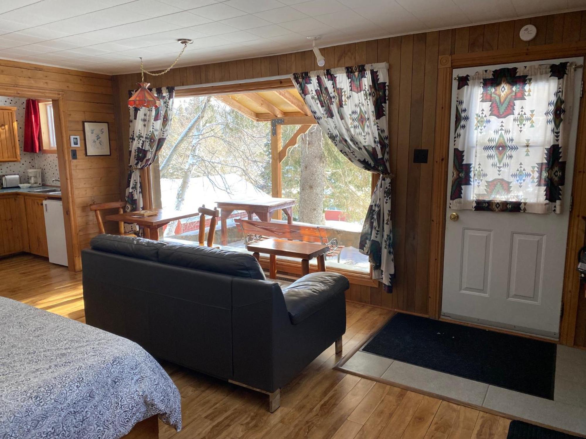 Kan-A-Mouche Pourvoirie Auberge Et Chalets Saint-Michel des Saints Bilik gambar