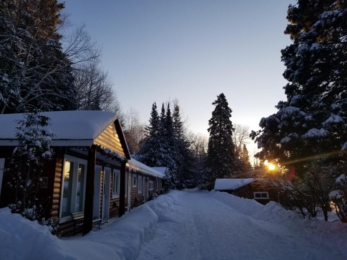 Kan-A-Mouche Pourvoirie Auberge Et Chalets Saint-Michel des Saints Luaran gambar